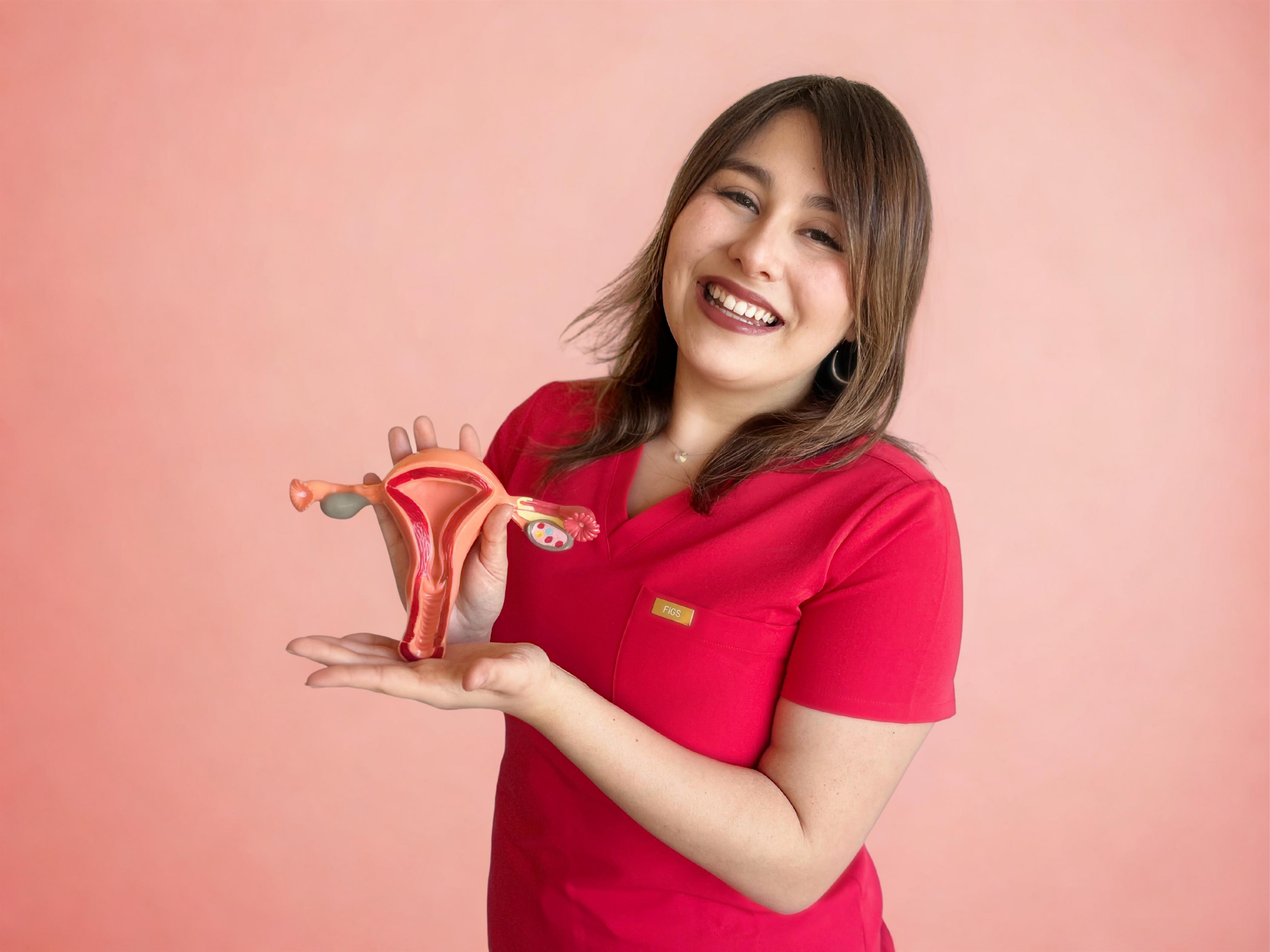 Scarlet Sepúlveda, matrona, sonriendo en su uniforme clínico